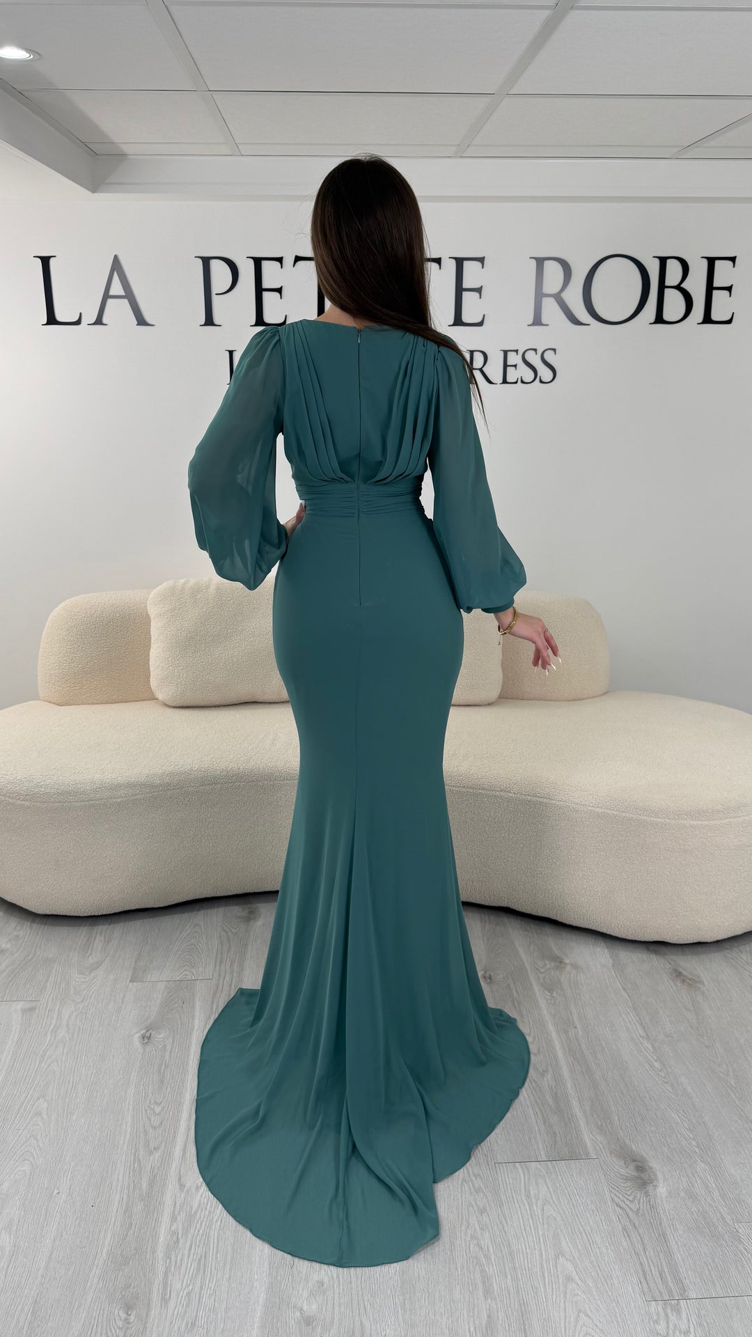 Robe de soirée vert d’eau longue et élégante, sans fente, avec col cache-cœur et manches longues. Idéale pour mariage et cérémonie.