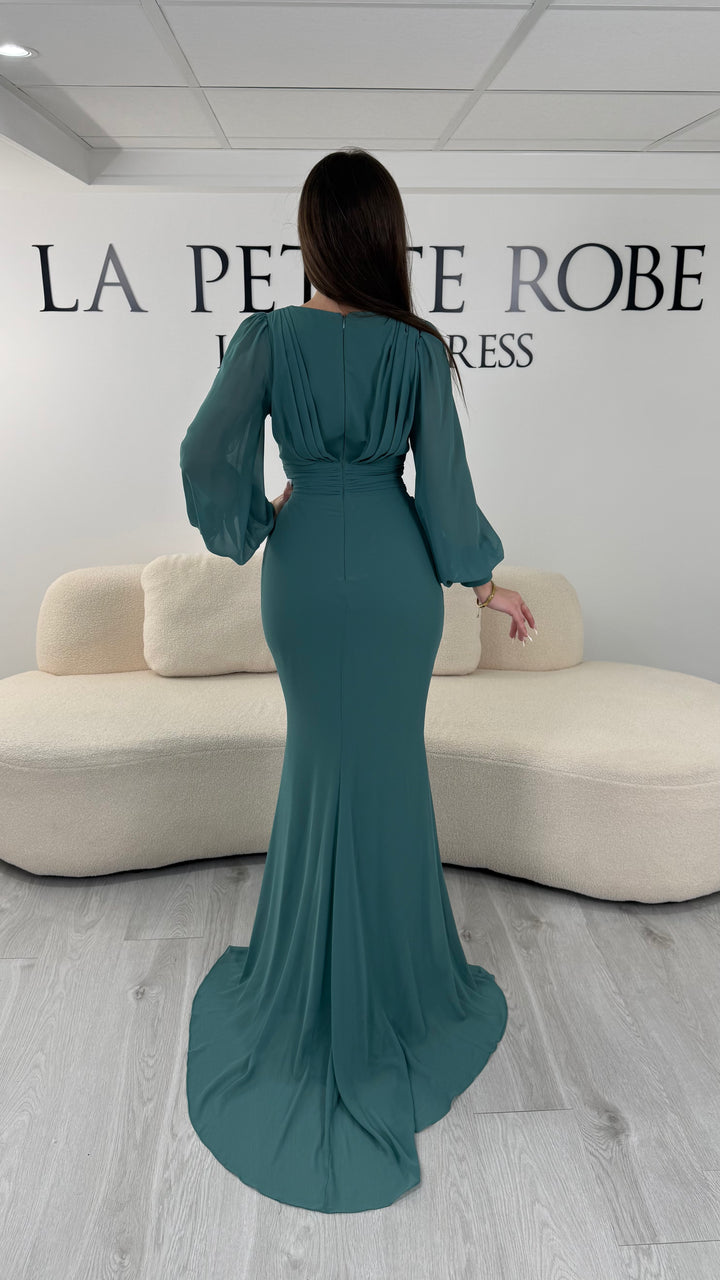 Robe de soirée vert d’eau longue et élégante, sans fente, avec col cache-cœur et manches longues. Idéale pour mariage et cérémonie.