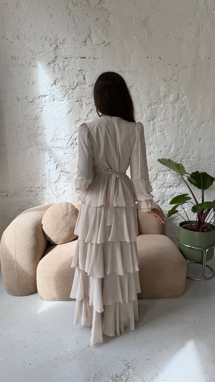 Dos fermé de la robe modeste beige Filiz avec sa ceinture nouée