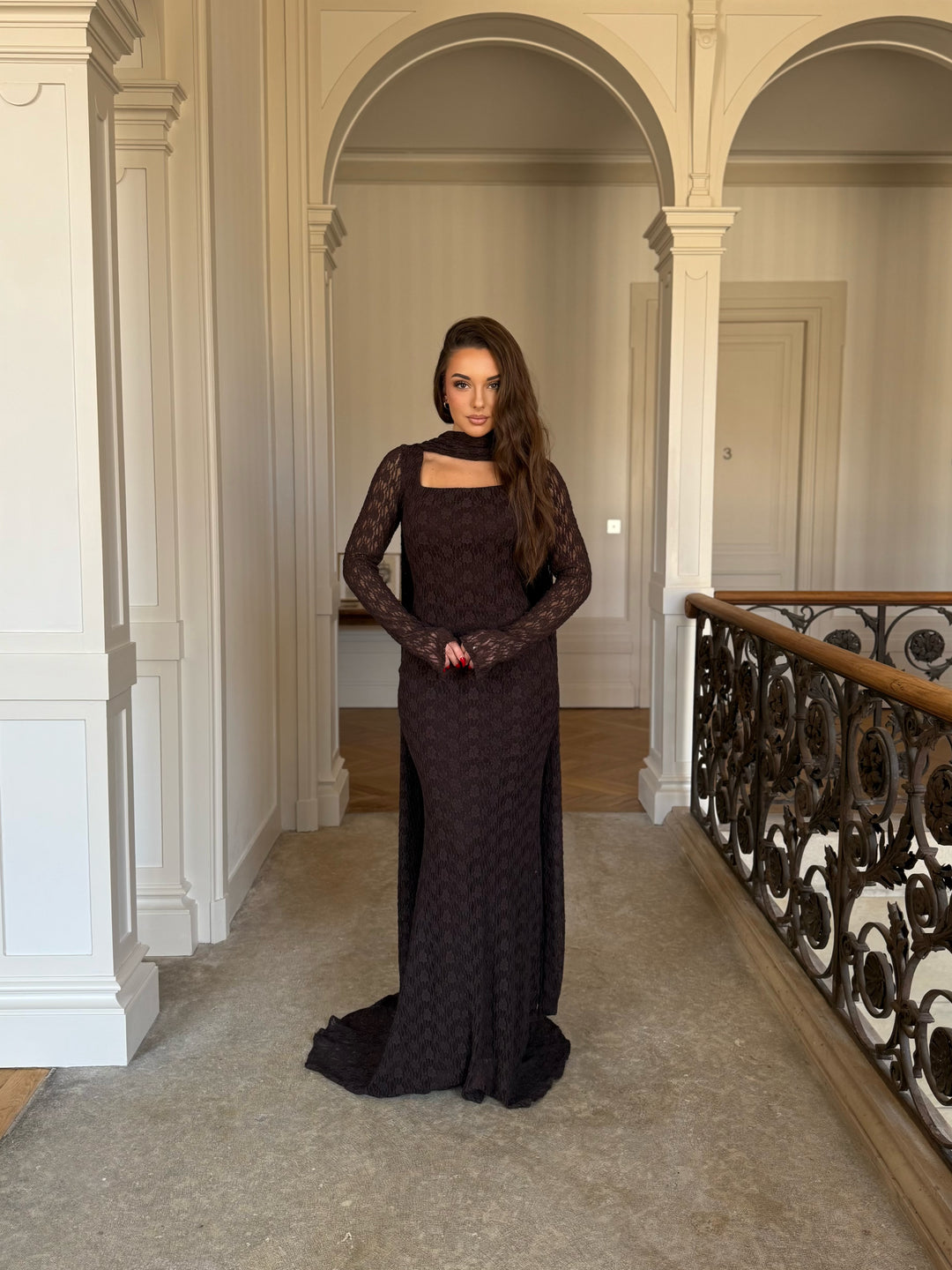 longue robe de soirée élégante marron, sans fente, avec une traine, col carré, pour tout type d'événement, mariage, gala, cérémonie