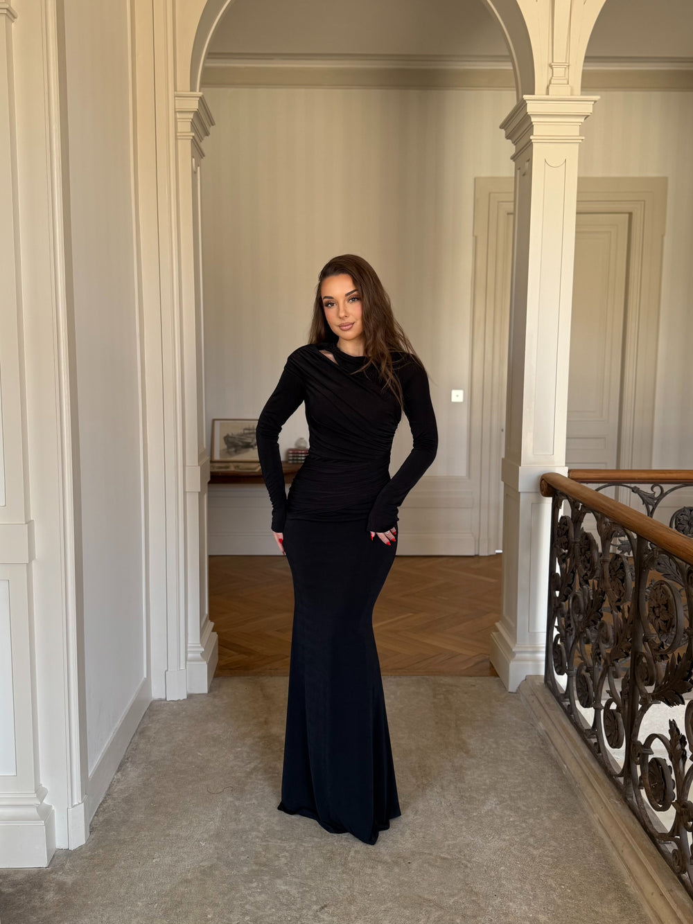 Longue robe de soirée chic noir, manche longue, sans fente, col rond pour tout type d'évenement, mariage, gala, cérémonie