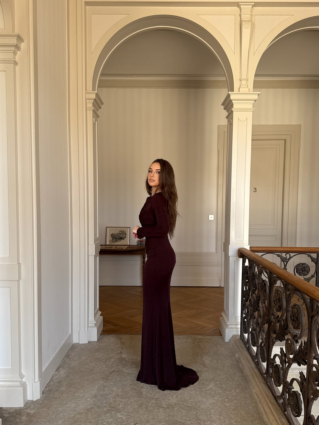 Longue robe de soirée chic marron, manche longue, sans fente, col rond pour tout type d'événement, mariage, gala, cérémonie