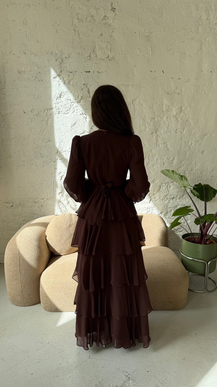 Dos fermé de la robe modeste marron Filiz avec sa ceinture nouée