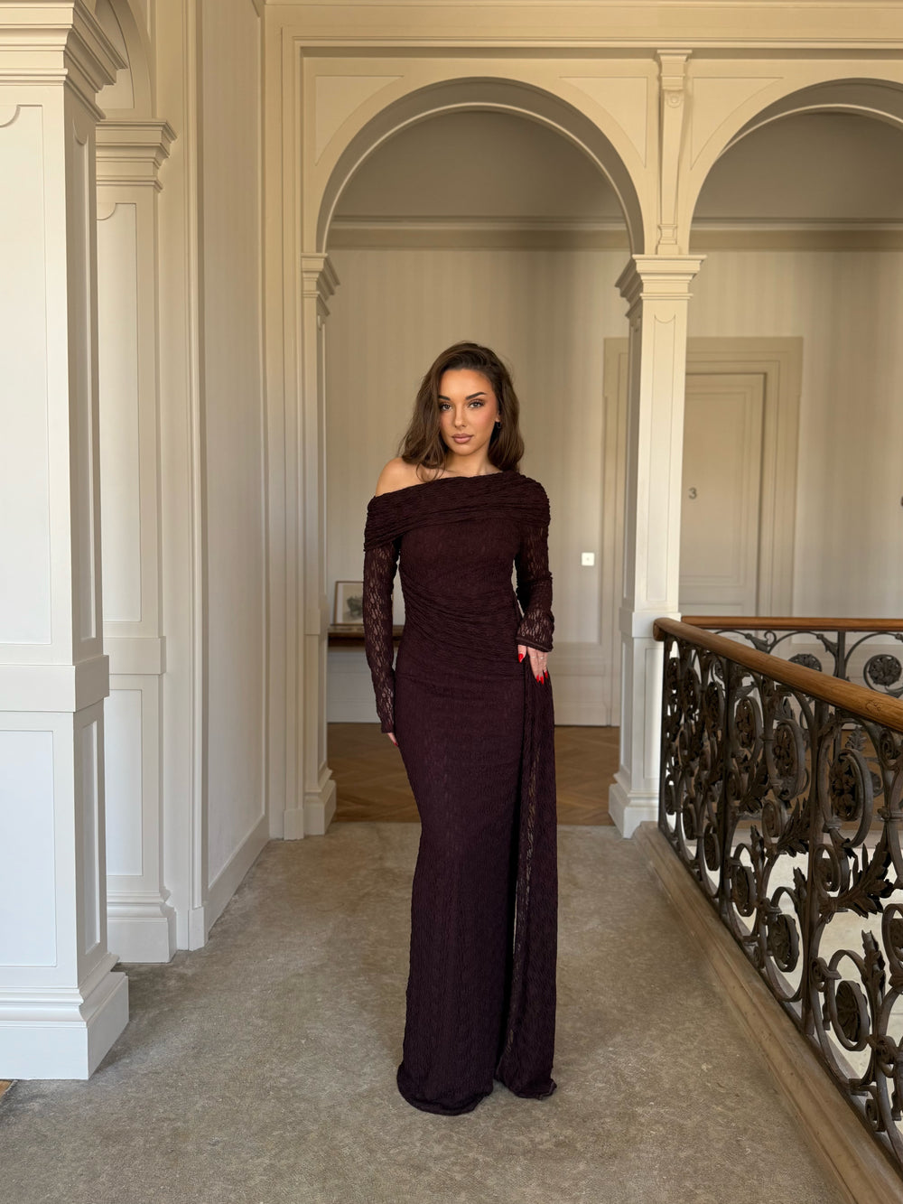 élégante longue robe de soirée marron, col asymétrique, manche longue, fente à l'arrière, pour tout type d'événement, mariage, gala, cérémonie