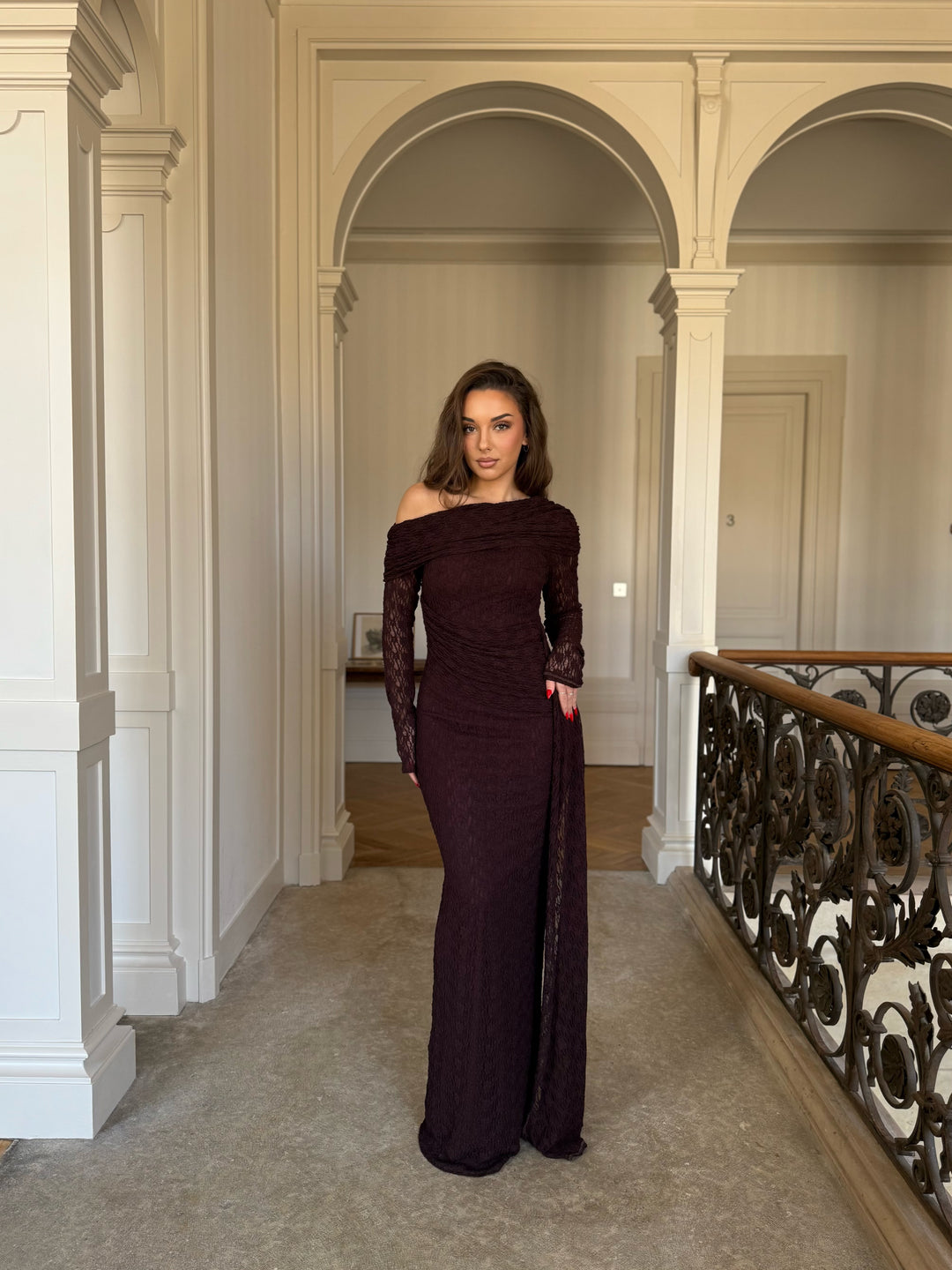 élégante longue robe de soirée marron, col asymétrique, manche longue, fente à l'arrière, pour tout type d'événement, mariage, gala, cérémonie