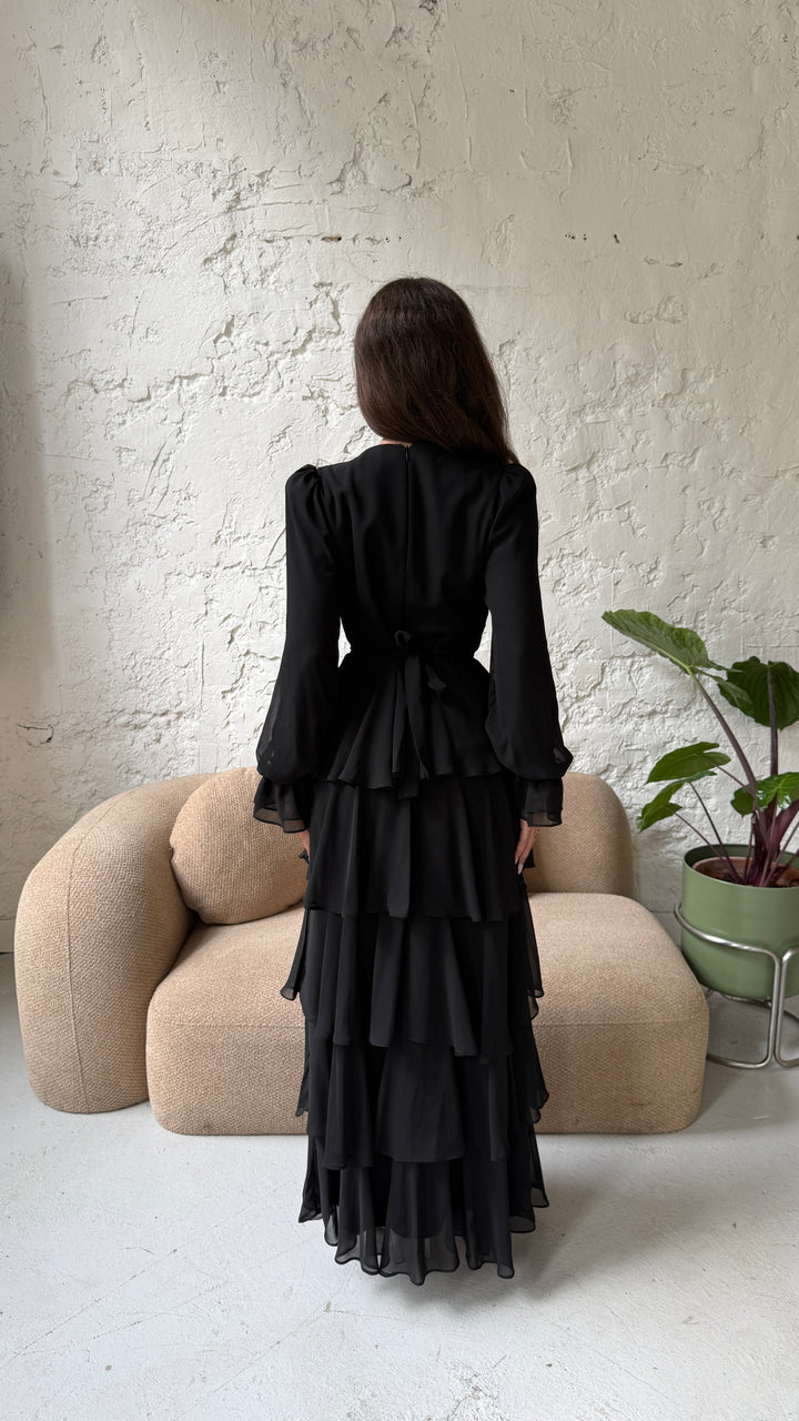 Dos fermé de la robe modeste noire Filiz avec sa ceinture nouée