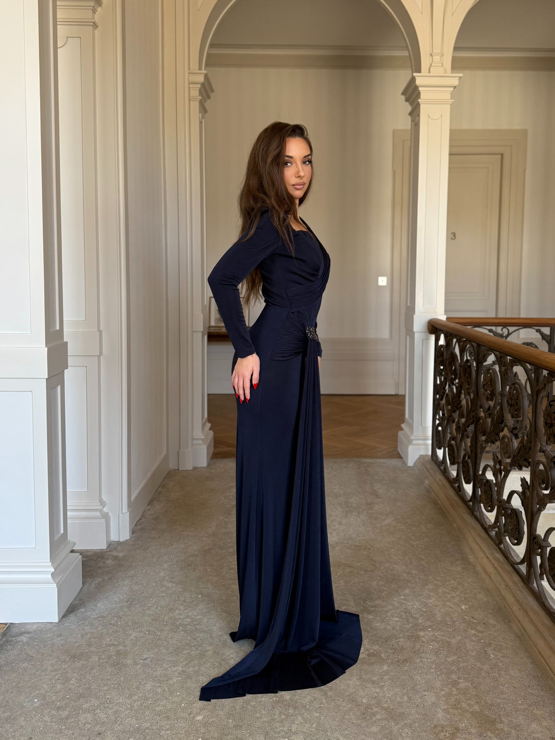 Longue robe de soirée bleu marine élégante, col carré avec effet drapé, sans fente, manche longue pour tout type d'événement, mariage, gala, cérémonie, 