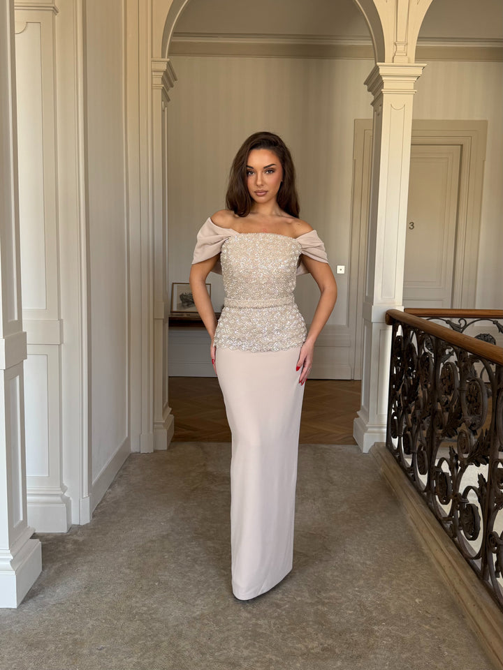 Longue robe de soirée beige élégante, fente à l'arrière, sans manche, col bateau, avec corset perlé pour type d'événement, gala, cérémonie, mariage