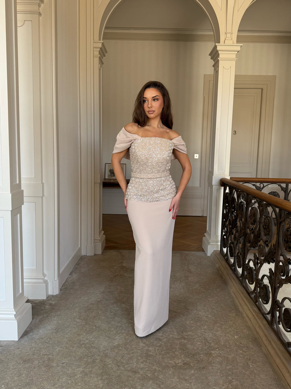 Longue robe de soirée beige élégante, fente à l'arrière, sans manche, col bateau, avec corset perlé pour type d'événement, gala, cérémonie, mariage