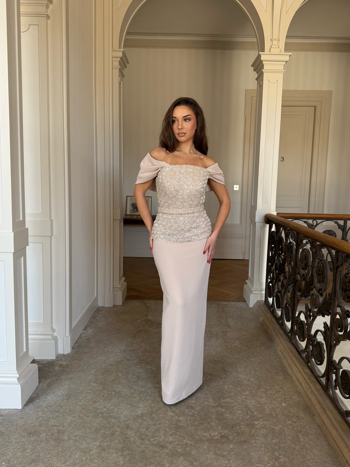 Longue robe de soirée beige élégante, fente à l'arrière, sans manche, col bateau, avec corset perlé pour type d'événement, gala, cérémonie, mariage