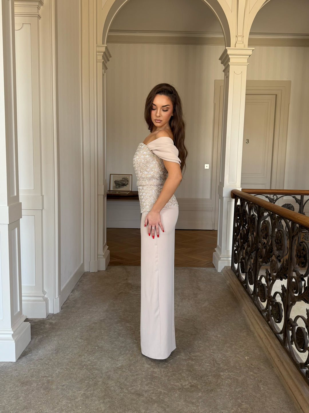 Longue robe de soirée beige élégante, fente à l'arrière, sans manche, col bateau, avec corset perlé pour type d'événement, gala, cérémonie, mariage