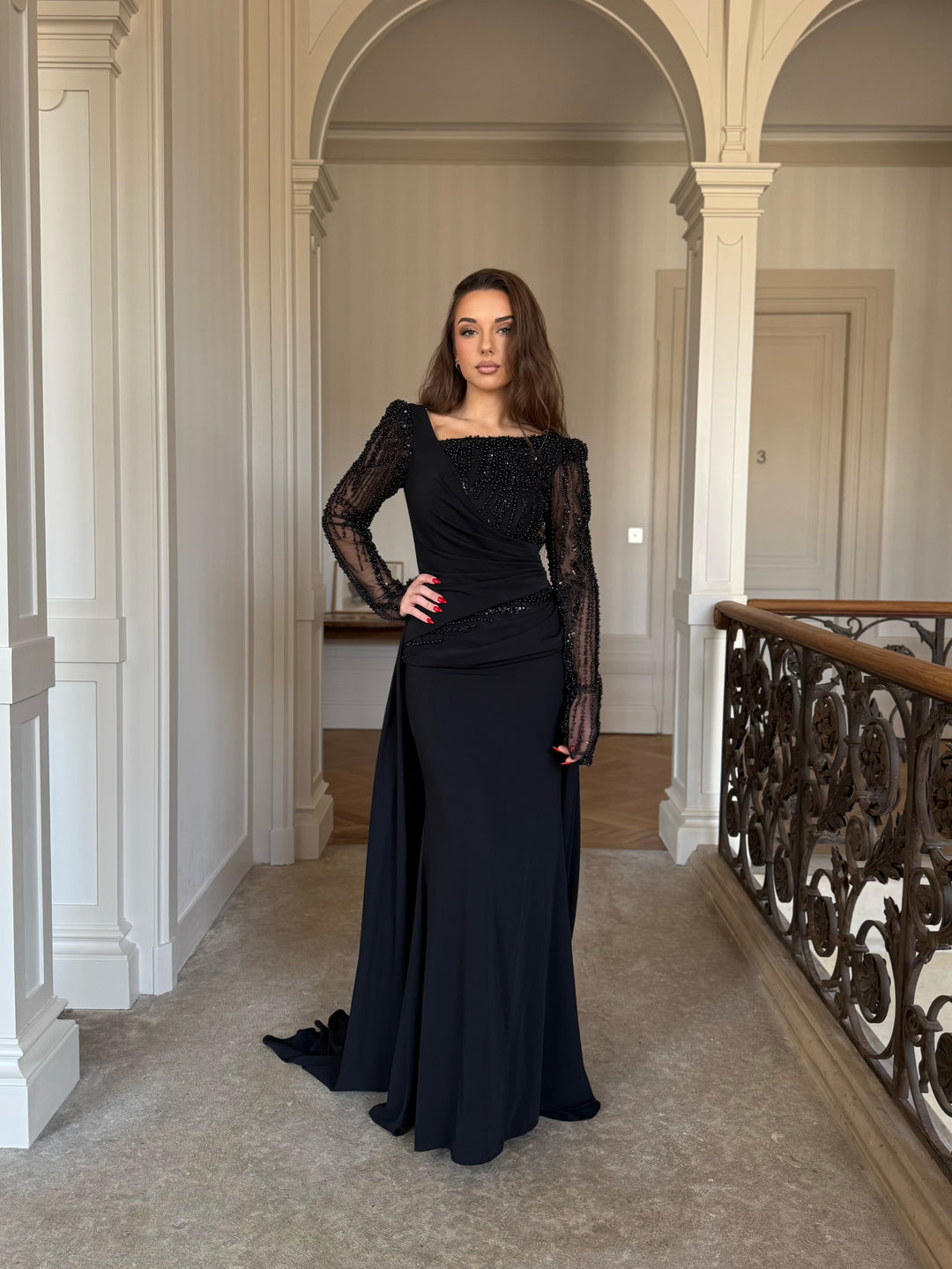 Longue robe de soirée noir sans fente, manche longue, col asymétrique avec une traine pour tout type d'événement, mariage, gala cérémonie