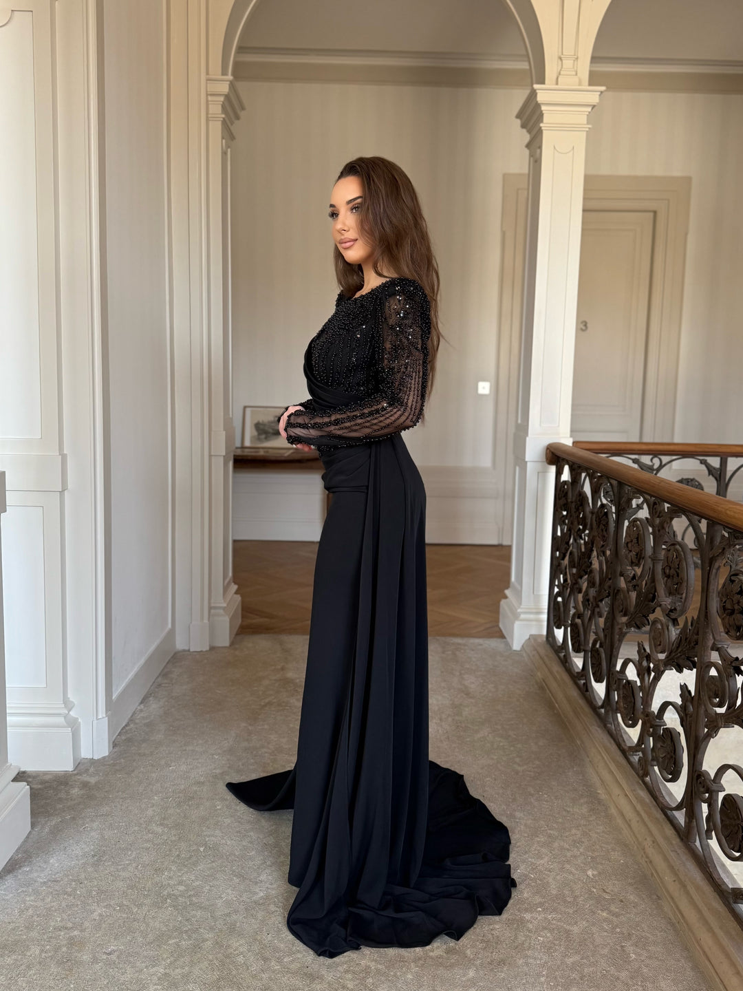 Longue robe de soirée noir sans fente, manche longue, col asymétrique avec une traine pour tout type d'événement, mariage, gala cérémonie