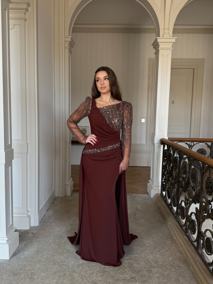Longue robe de soirée marron élégante, sans fente, manche longue, col asymétrique avec une traine pour tout type d'événement, mariage, gala cérémonie