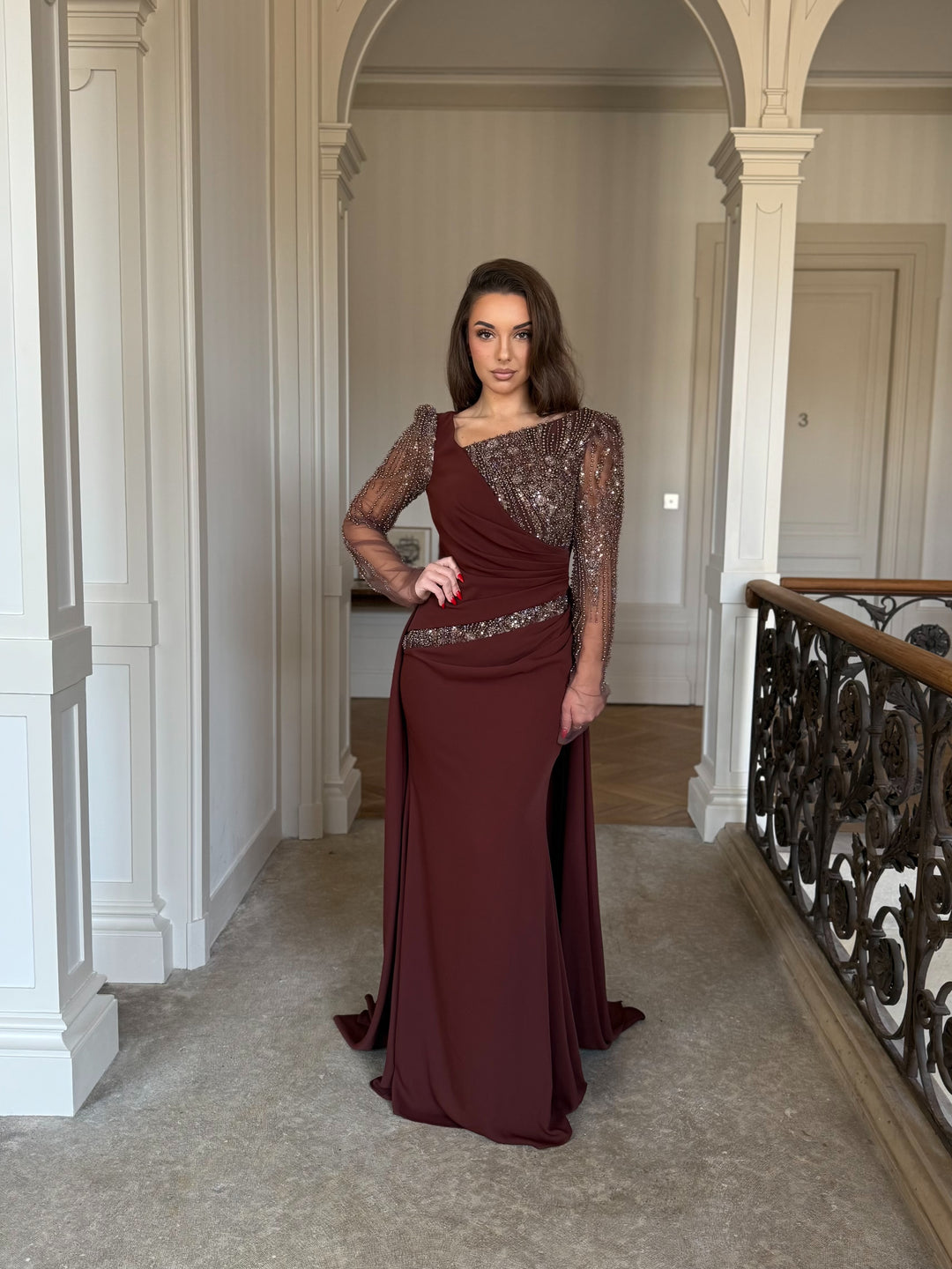 Longue robe de soirée marron élégante, sans fente, manche longue, col asymétrique avec une traine pour tout type d'événement, mariage, gala cérémonie