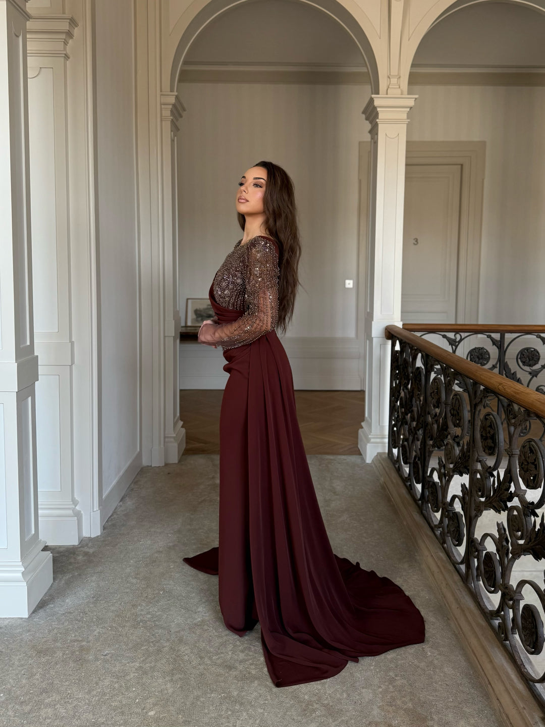 Longue robe de soirée marron élégante, sans fente, manche longue, col asymétrique avec une traine pour tout type d'événement, mariage, gala cérémonie