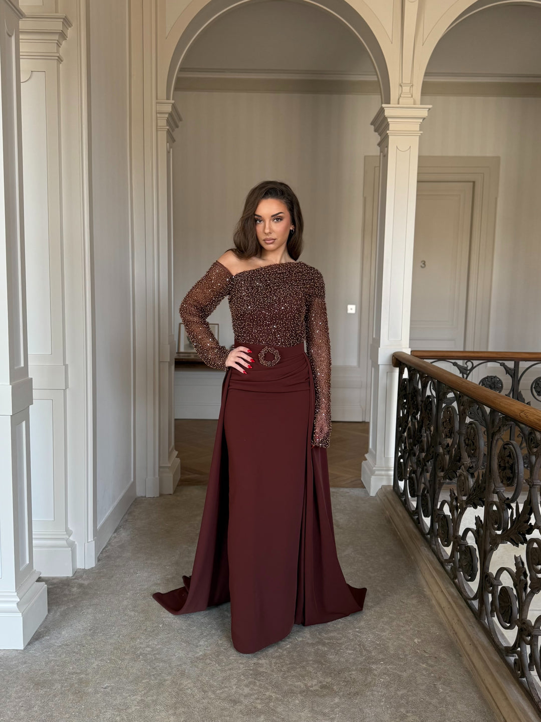 Longue robe de soirée marron élégante, entièrement perlé au buste, sans fente, col asymétrique, avec une traine, manche longue pour tout type d'événement, mariage, gala, cérémonie, demoiselle d'honneur