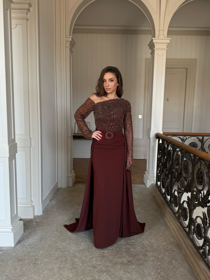 Longue robe de soirée marron élégante, entièrement perlé au buste, sans fente, col asymétrique, avec une traine, manche longue pour tout type d'événement, mariage, gala, cérémonie, demoiselle d'honneur