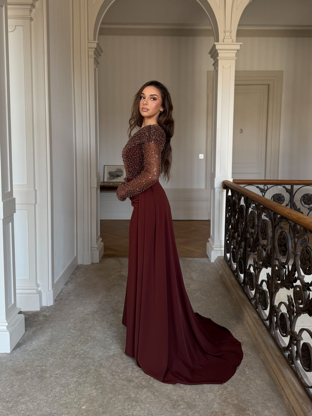 Longue robe de soirée marron élégante, entièrement perlé au buste, sans fente, col asymétrique, avec une traine, manche longue pour tout type d'événement, mariage, gala, cérémonie, demoiselle d'honneur