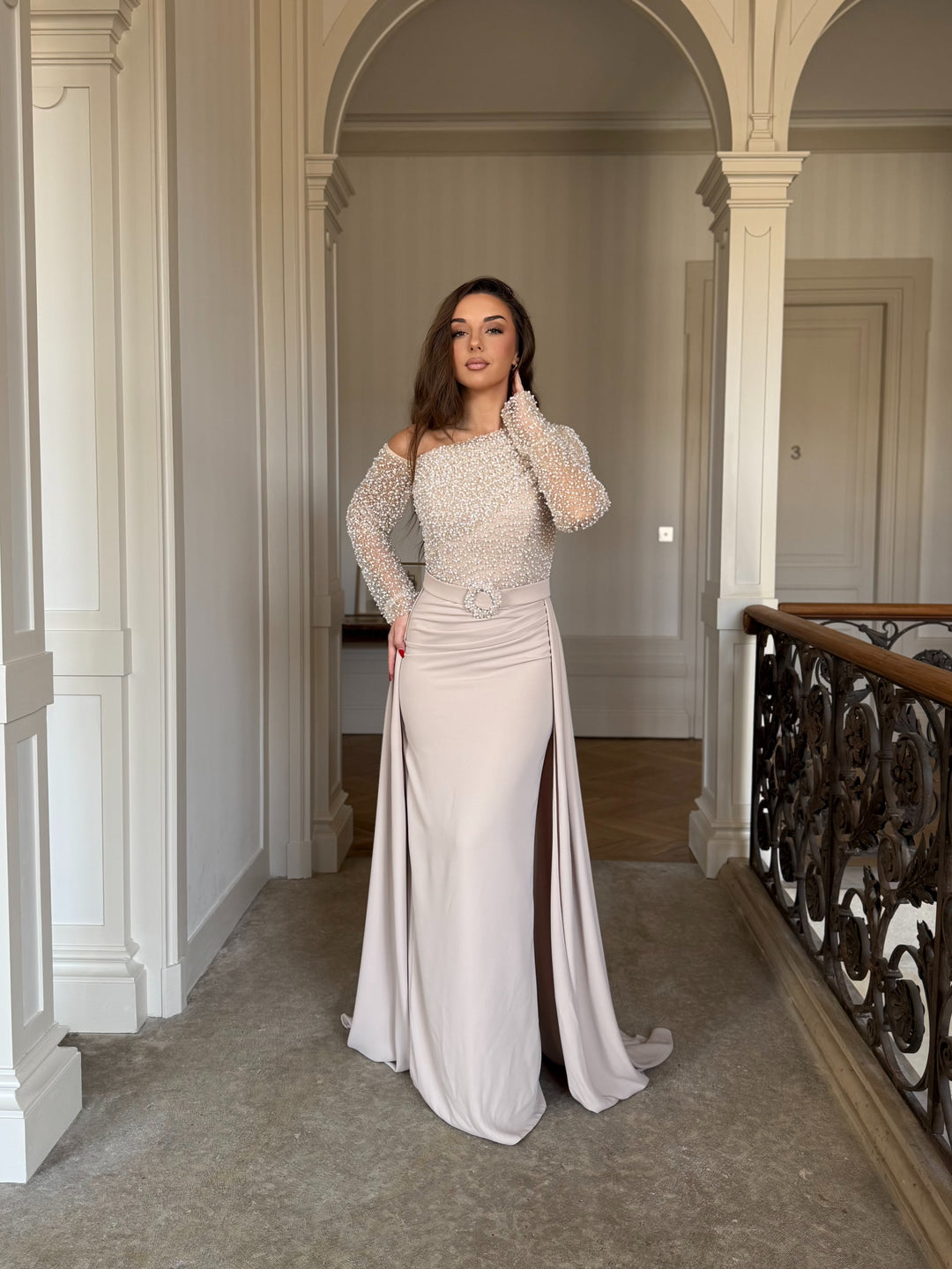 Longue robe de soirée beige élégante, entièrement perlé au buste, sans fente, col asymétrique, avec une traine, manche longue pour tout type d'événement, mariage, gala, cérémonie, demoiselle d'honneur
