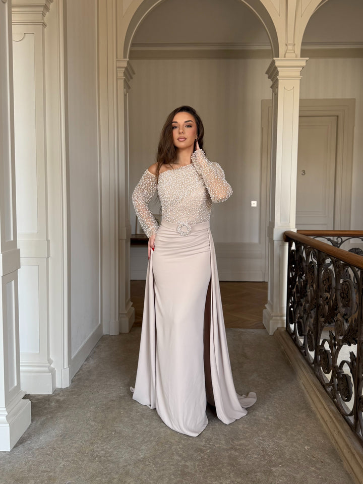 Longue robe de soirée beige élégante, entièrement perlé au buste, sans fente, col asymétrique, avec une traine, manche longue pour tout type d'événement, mariage, gala, cérémonie, demoiselle d'honneur