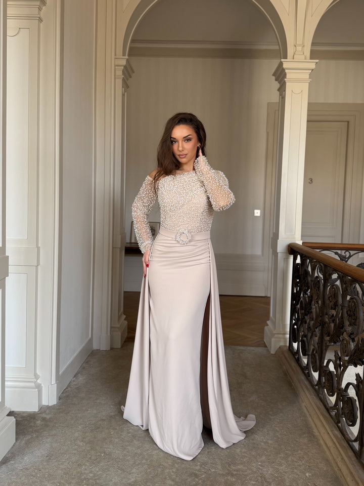 Longue robe de soirée beige élégante, entièrement perlé au buste, sans fente, col asymétrique, avec une traine, manche longue pour tout type d'événement, mariage, gala, cérémonie, demoiselle d'honneur