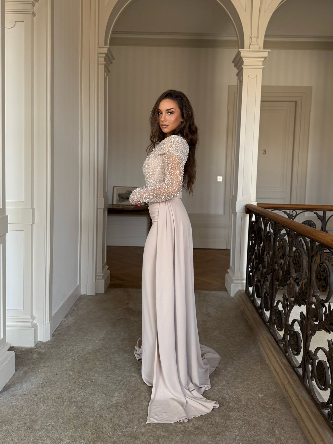 Longue robe de soirée beige élégante, entièrement perlé au buste, sans fente, col asymétrique, avec une traine, manche longue pour tout type d'événement, mariage, gala, cérémonie, demoiselle d'honneur