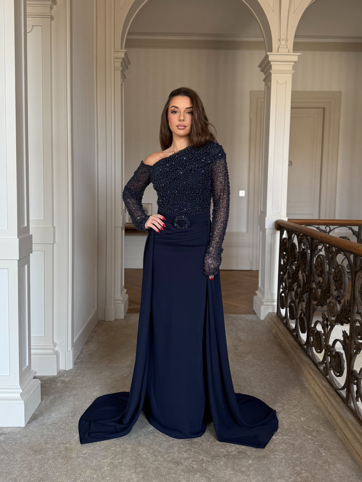 Longue robe de soirée bleu marine, entièrement perlé au buste, sans fente, col asymétrique, avec une traine, manche longue pour tout type d'événement, mariage, gala, cérémonie, demoiselle d'honneur