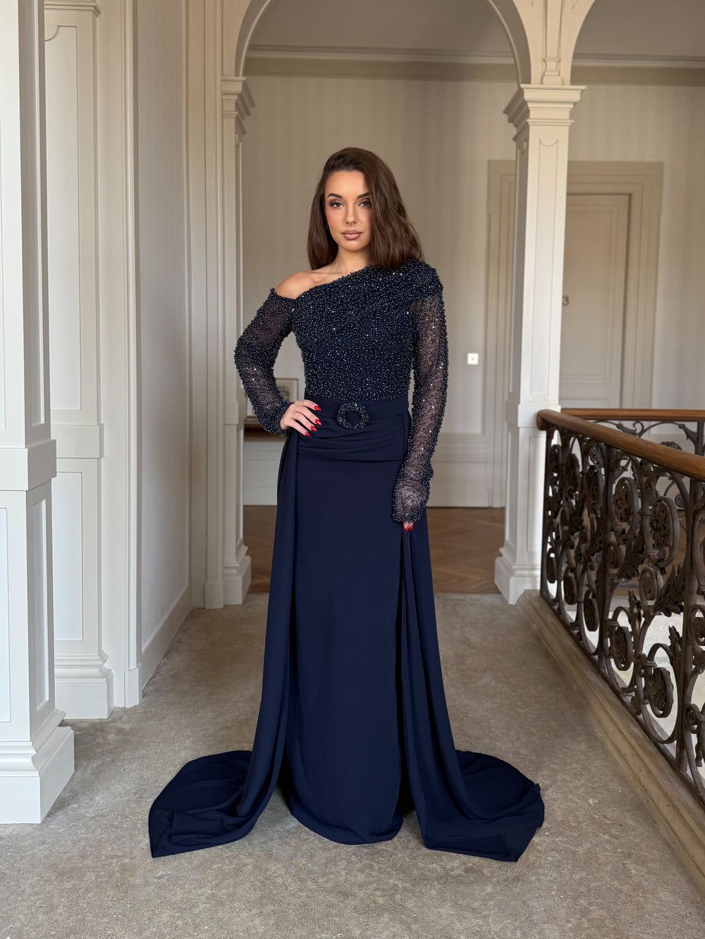 Longue robe de soirée bleu marine, entièrement perlé au buste, sans fente, col asymétrique, avec une traine, manche longue pour tout type d'événement, mariage, gala, cérémonie, demoiselle d'honneur