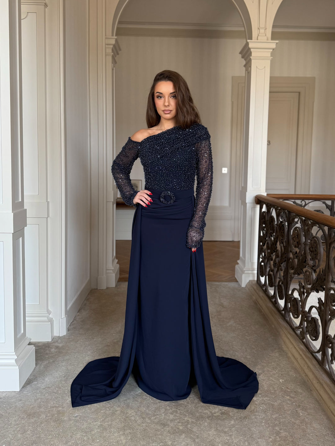 Longue robe de soirée bleu marine, entièrement perlé au buste, sans fente, col asymétrique, avec une traine, manche longue pour tout type d'événement, mariage, gala, cérémonie, demoiselle d'honneur