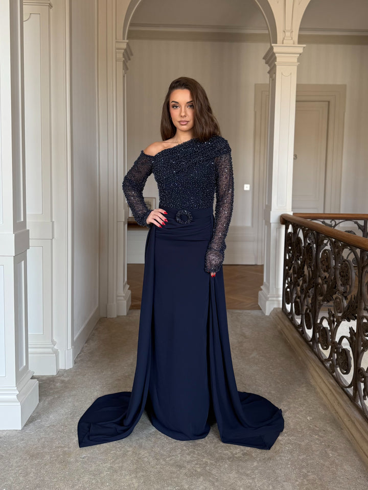 Longue robe de soirée bleu marine, entièrement perlé au buste, sans fente, col asymétrique, avec une traine, manche longue pour tout type d'événement, mariage, gala, cérémonie, demoiselle d'honneur