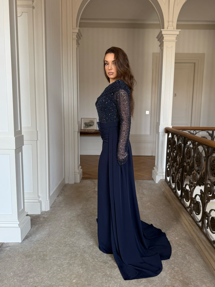 Longue robe de soirée bleu marine, entièrement perlé au buste, sans fente, col asymétrique, avec une traine, manche longue pour tout type d'événement, mariage, gala, cérémonie, demoiselle d'honneur