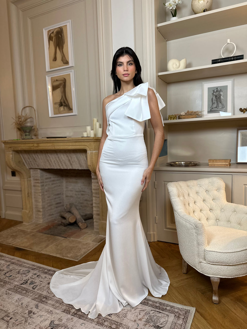 Longue robe de mariée blanche élégante avec une traine, sans fente, sans manche, col asymétrique, pour tout type d'événement, mariage, gala, cérémonie