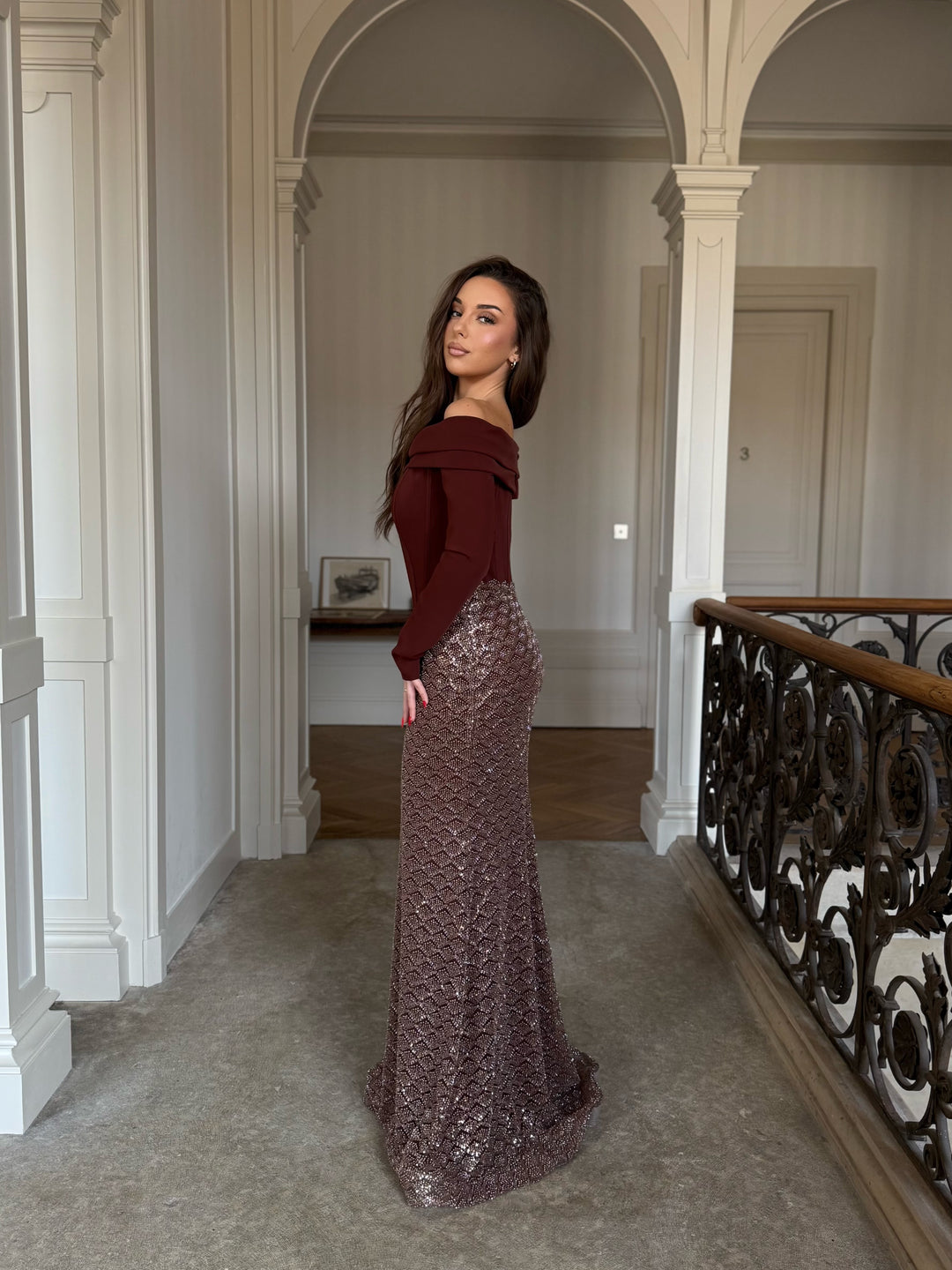 Longue robe de soirée marron, col bateau, manche longue, sans fente, le bas entièrement perlés, pour tout type d'événement, gala, cérémonie, mariage demoiselle d'honneur