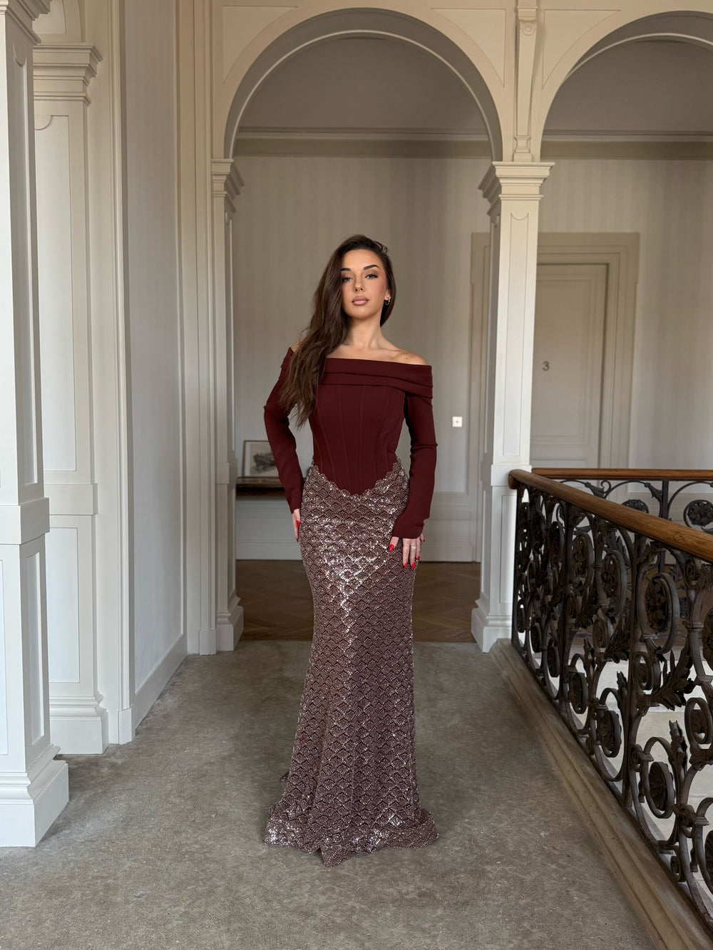 Longue robe de soirée marron, col bateau, manche longue, sans fente, le bas entièrement perlés, pour tout type d'événement, gala, cérémonie, mariage demoiselle d'honneur