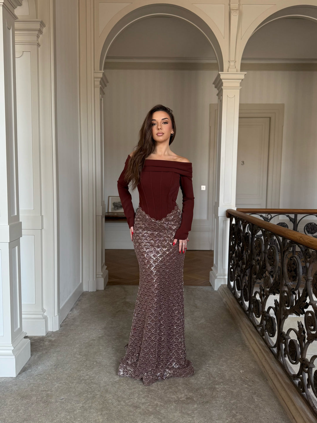 Longue robe de soirée marron, col bateau, manche longue, sans fente, le bas entièrement perlés, pour tout type d'événement, gala, cérémonie, mariage demoiselle d'honneur