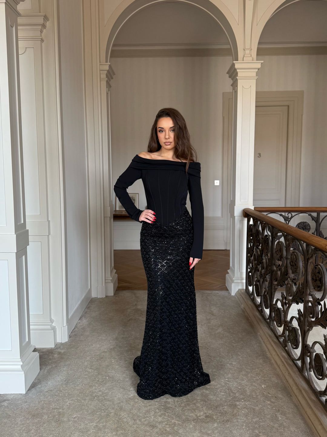 élégante longue robe de soirée noir, col bateau, manche longue, sans fente, le bas entièrement perlés, pour tout type d'événement, gala, cérémonie, mariage demoiselle d'honneur