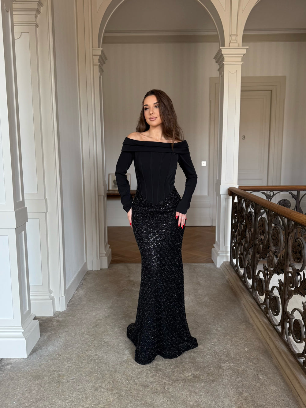 élégante longue robe de soirée noir, col bateau, manche longue, sans fente, le bas entièrement perlés, pour tout type d'événement, gala, cérémonie, mariage demoiselle d'honneur