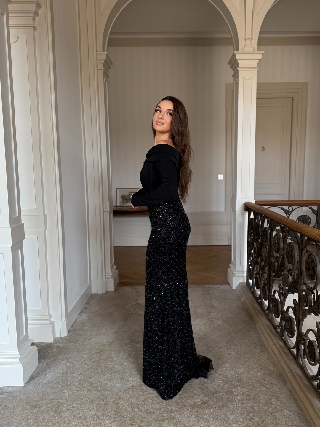 élégante longue robe de soirée noir, col bateau, manche longue, sans fente, le bas entièrement perlés, pour tout type d'événement, gala, cérémonie, mariage demoiselle d'honneur