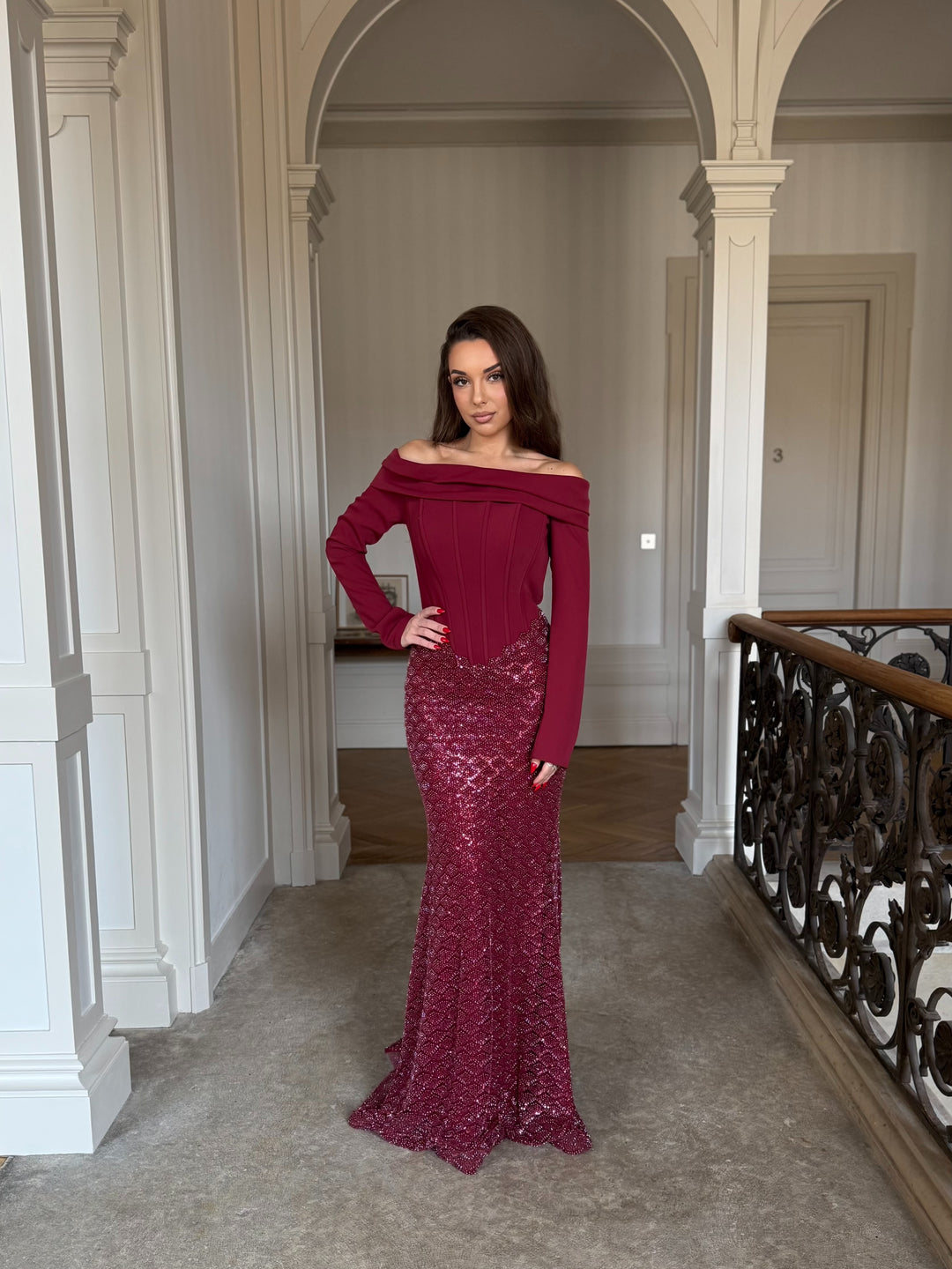 Longue robe de soirée bordeaux, col bateau, manche longue, sans fente, le bas entièrement perlés, pour tout type d'événement, gala, cérémonie, mariage demoiselle d'honneur