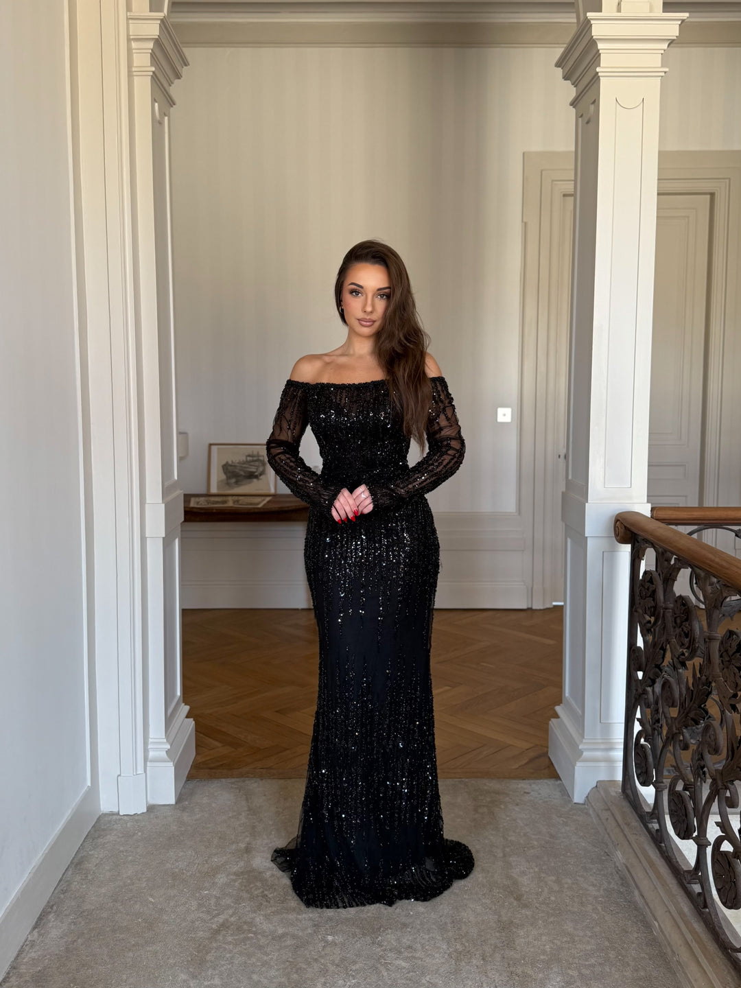 longue robe de soirée noir, manche longue, col bateau, sans fente pour tout événement gala cérémonie mariage