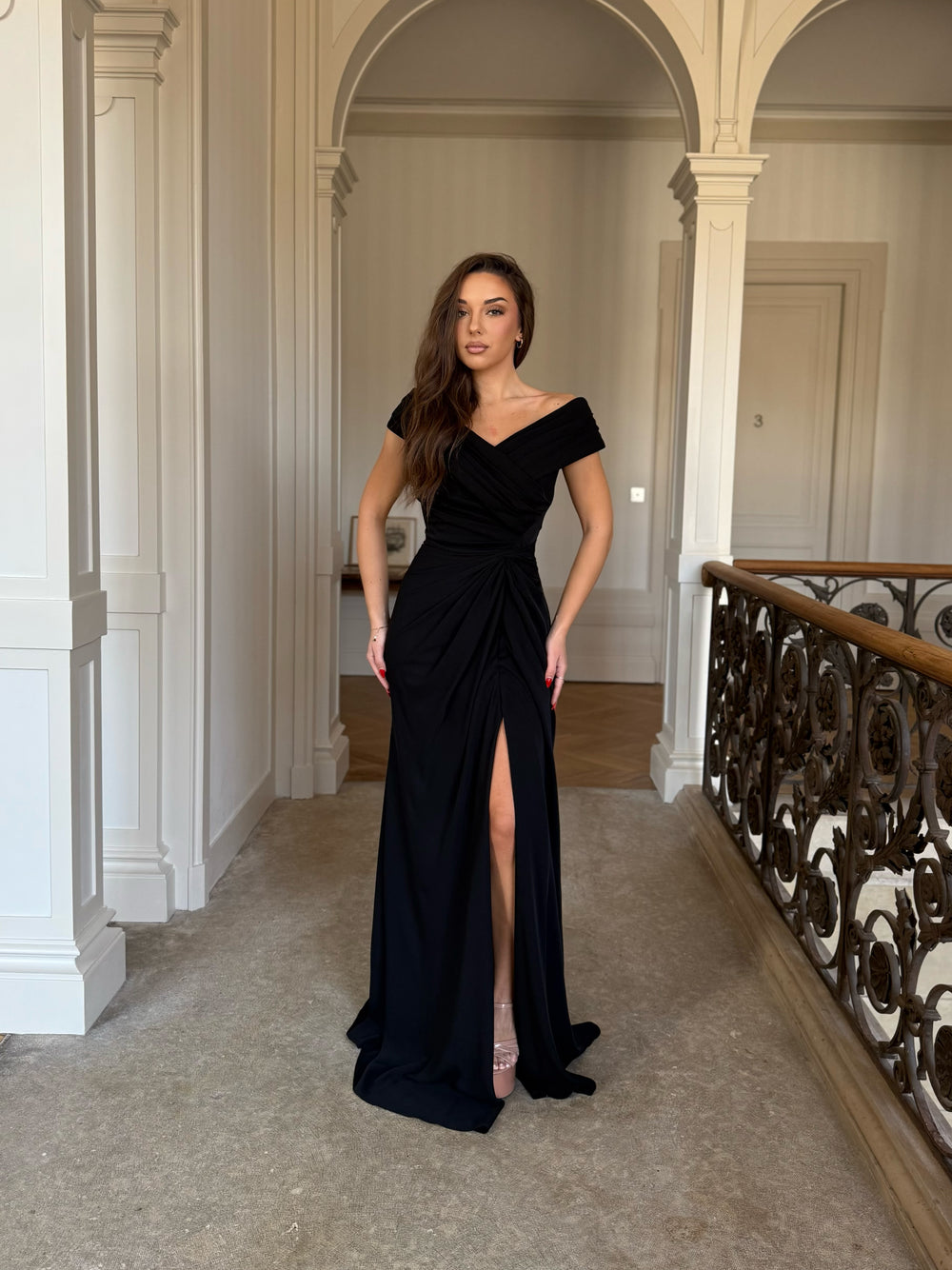 robe de soirée noir col bateau sans manche avec une fente pour tout type d'événement, mariage, gala cérémonie