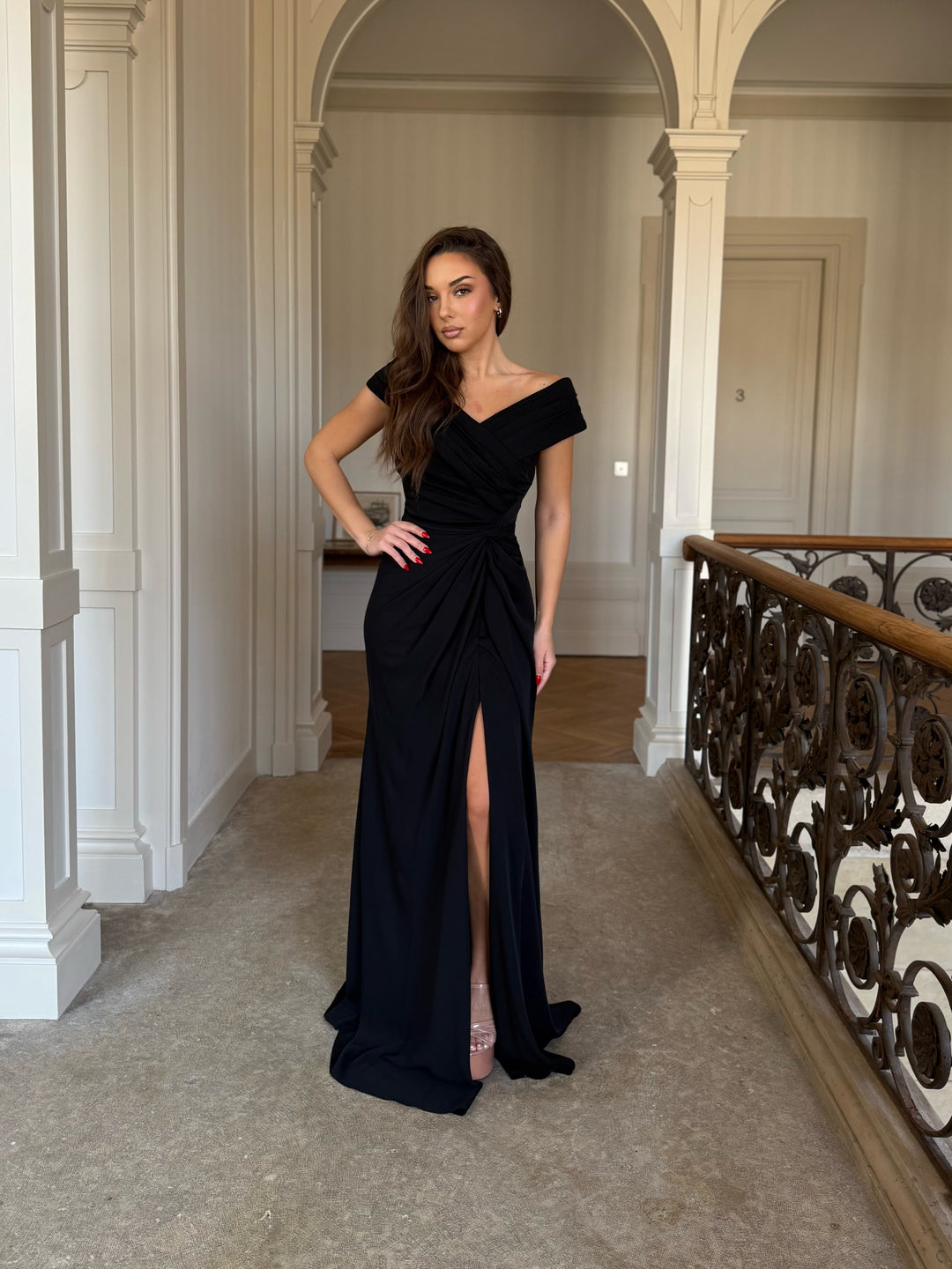 robe de soirée noir col bateau sans manche avec une fente pour tout type d'événement, mariage, gala cérémonie