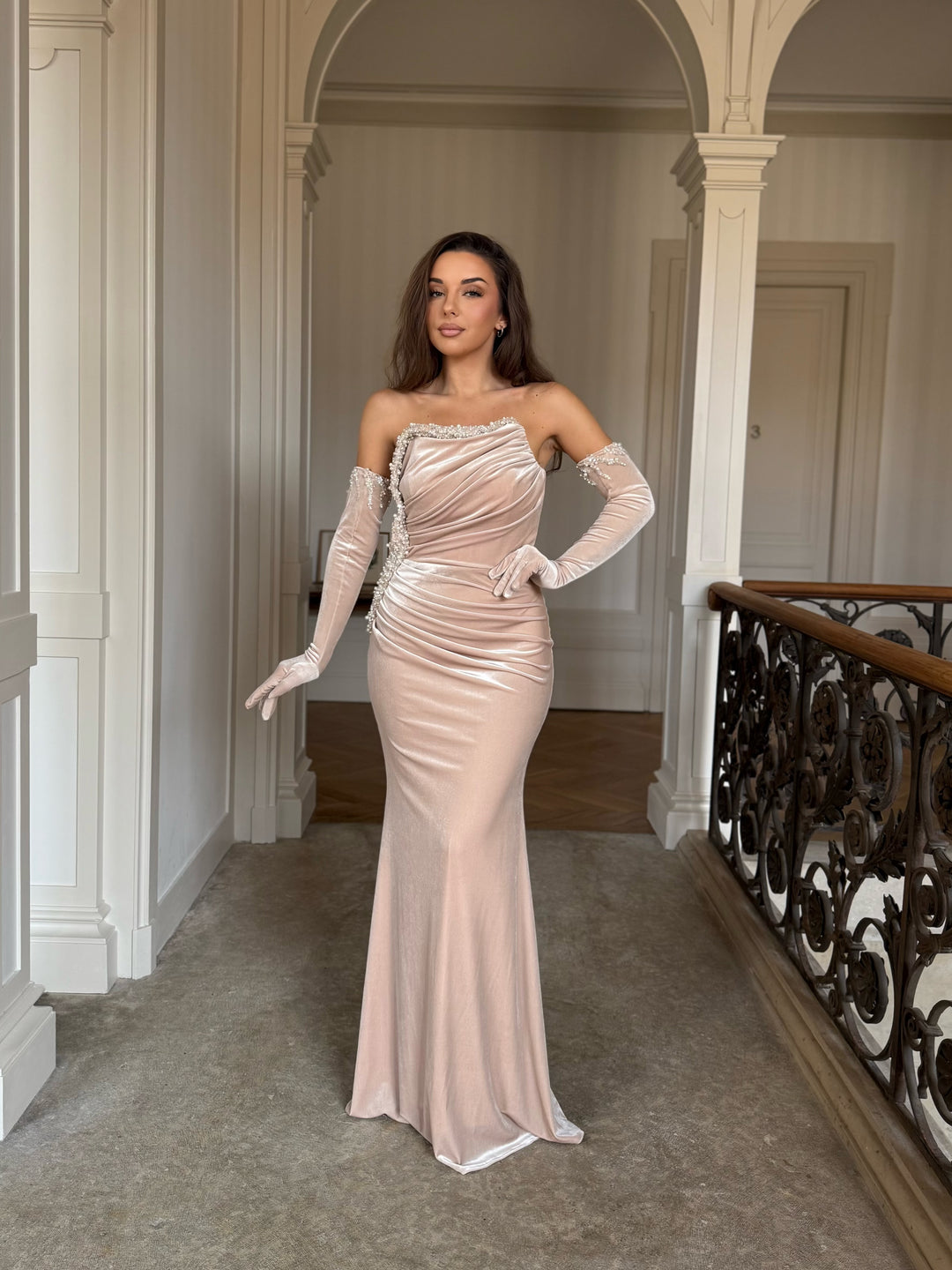 Longue robe de soirée beige élégante en velours, sans fente, col bustier, avec les gants pour tout type d'événement, mariage, gala, cérémonie