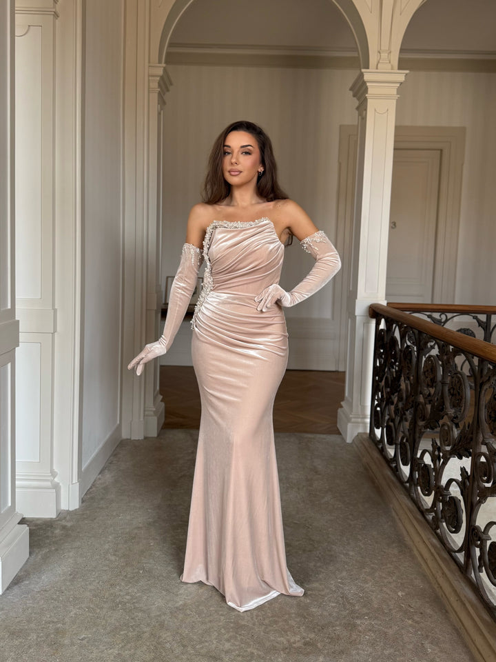 Longue robe de soirée beige élégante en velours, sans fente, col bustier, avec les gants pour tout type d'événement, mariage, gala, cérémonie