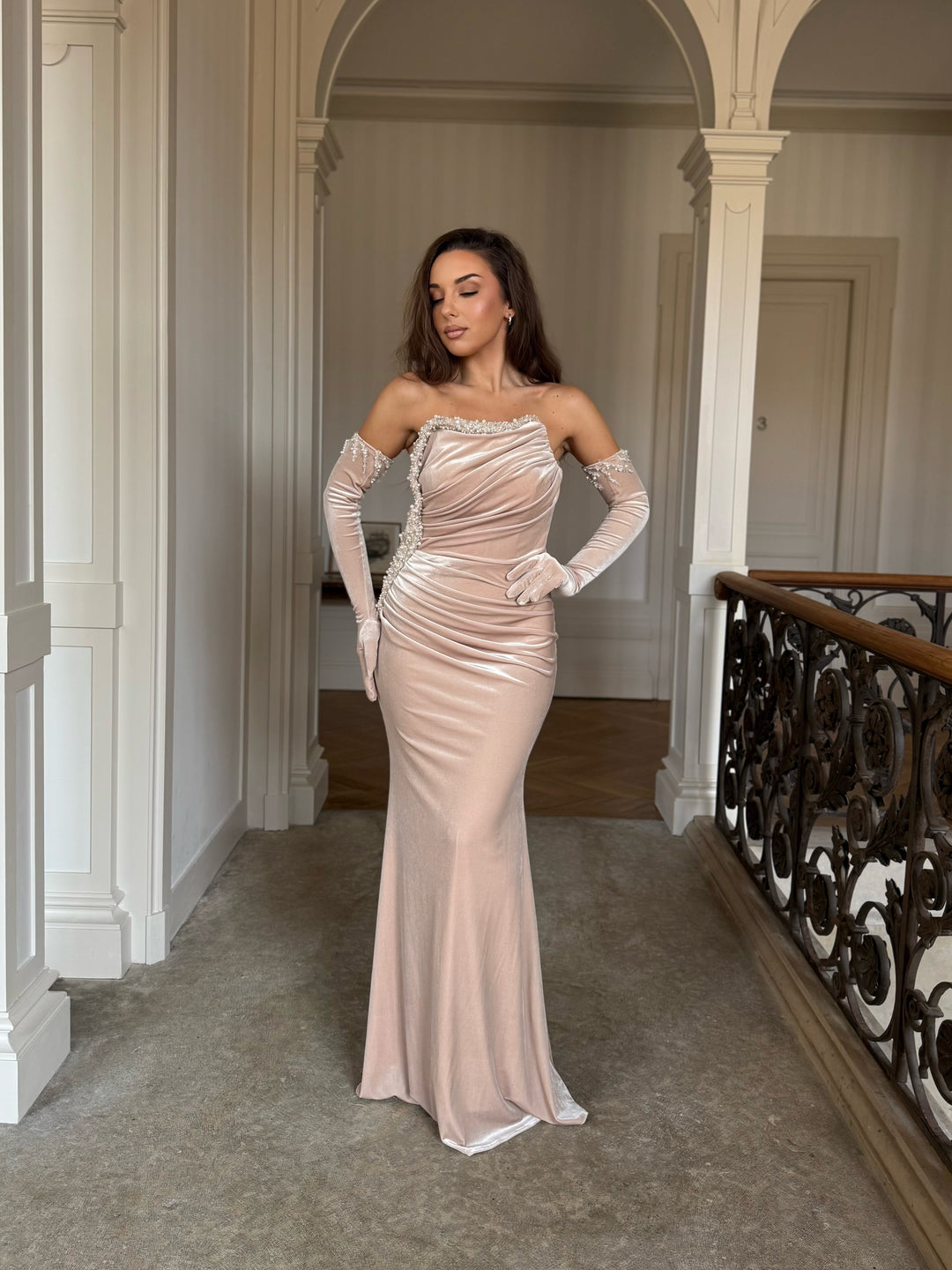 Longue robe de soirée beige élégante en velours, sans fente, col bustier, avec les gants pour tout type d'événement, mariage, gala, cérémonie
