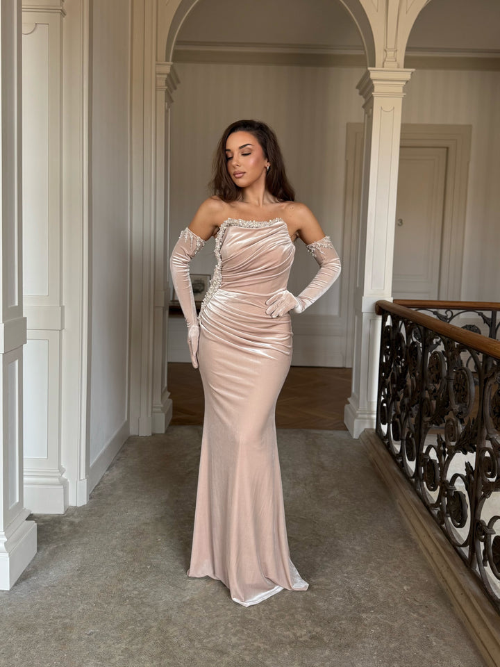 Longue robe de soirée beige élégante en velours, sans fente, col bustier, avec les gants pour tout type d'événement, mariage, gala, cérémonie