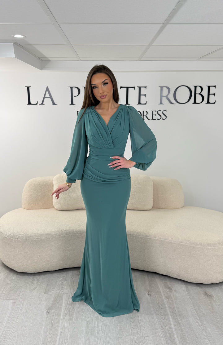 Robe de soirée vert d’eau longue et élégante, sans fente, avec col cache-cœur et manches longues. Idéale pour mariage et cérémonie.