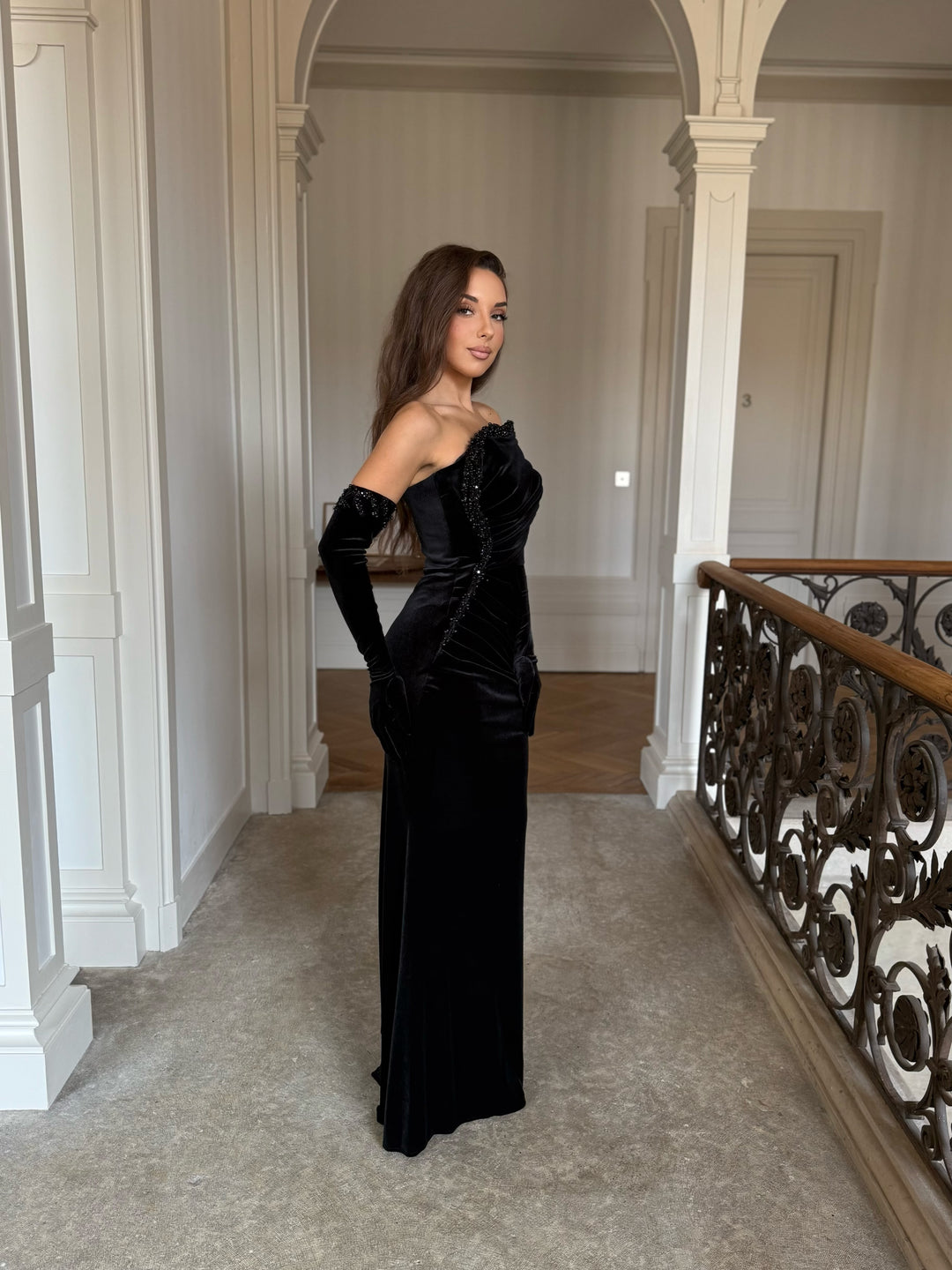 Longue robe de soirée noir élégante en velours sans fente pour tout type d'événement mariage gala cérémonie