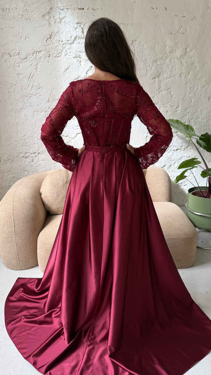 Robe de soirée bordeaux Milena en pied, traîne en satin déployée